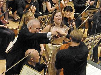 Ein Dank an die Kollegen: Lawrence Foster und Alisa Weilerstein. Foto: Ahnert