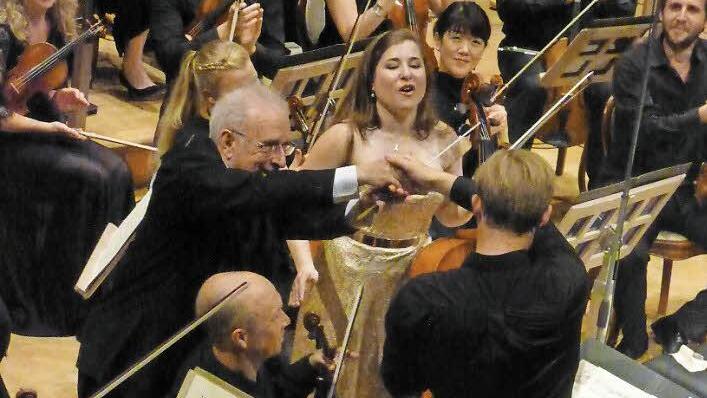 Ein Dank an die Kollegen: Lawrence Foster und Alisa Weilerstein. Foto: Ahnert