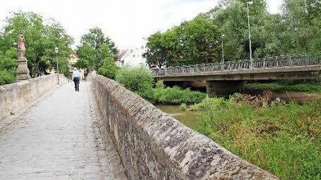 Ende des 14. Jahrhunderts gebaut, ist die alte Aischbrücke in Höchstadt (links) immer noch tragfähig. Wenn jetzt die "neue" (rechts) abgerissen wird, können Fußgänger und Radler auf der alten die Aisch überqueren.