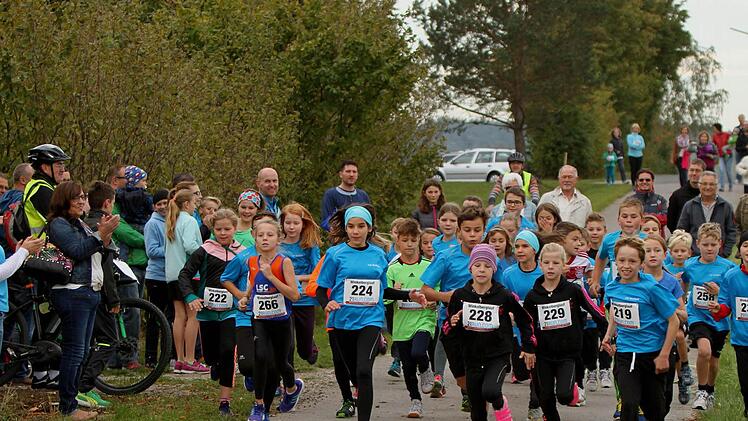 Der Start zum Schülerlauf 1 mit Gesamtsiegerin Anna Barth (229) und der Zweiplatzierten Julia Barth (228).