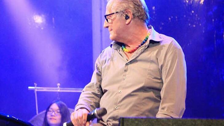 Konstantin Wecker war schon in diesem Jahr dabei und wird auch 2016 wieder in Banz auftreten - er ist ein Publikumsliebling, die Festivalbesucher hatten sich bei einer Umfrage gewünscht, ihn im kommenden Jahr wieder zu sehen - und singen zu hören. Foto: Matthias Einwag