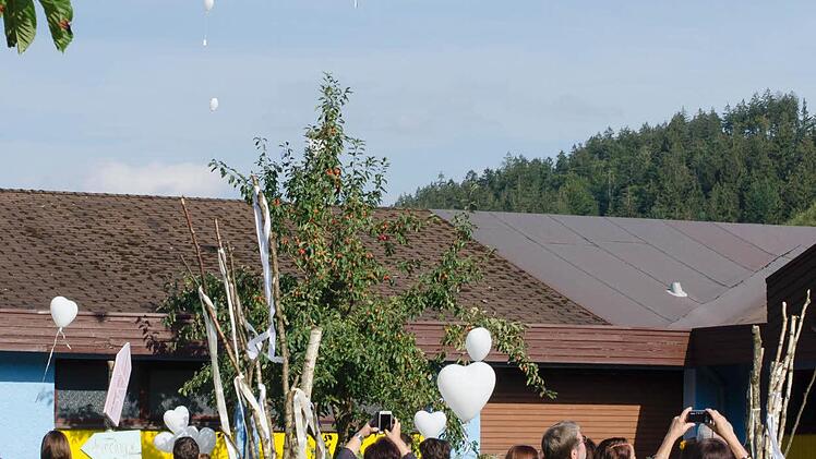 Die Gäste ließen weiße Luftballons in Herzform steigen.  Foto: privat