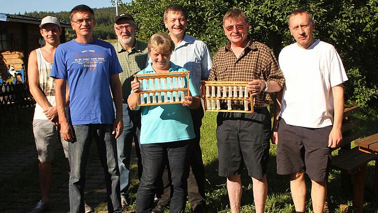 Die Imker freuten sich mit Peter Kirchner (Zweiter von rechts) und Kreisvorsitzendem Werner Hornung über die neuen Königinnen. Foto: Günther Geiling