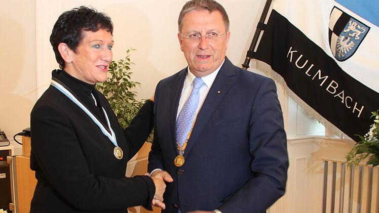 Schwarz-rot-gold: Ganz staatstragend in Schwarz gekleidet nahm die Chefin der Kulmbacher Roten, Inge Aures, die Goldene Bürgermedaille und die Glückwünsche ihres Nachfolgers im Amt des Oberbürgermeisters, Henry Schramm, entgegen. Foto: Stephan Tiroch