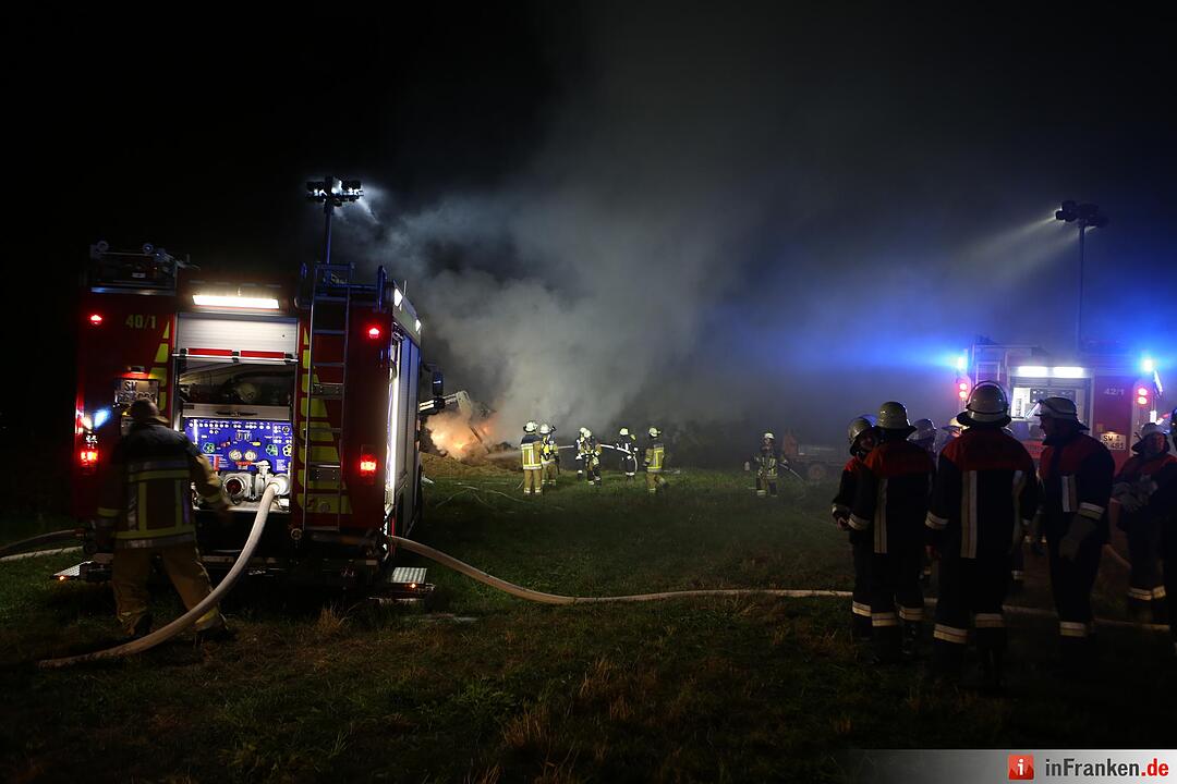 150 Strohballen gehen lichterloh in Flammen auf - Brandstiftung wahrscheinlich
