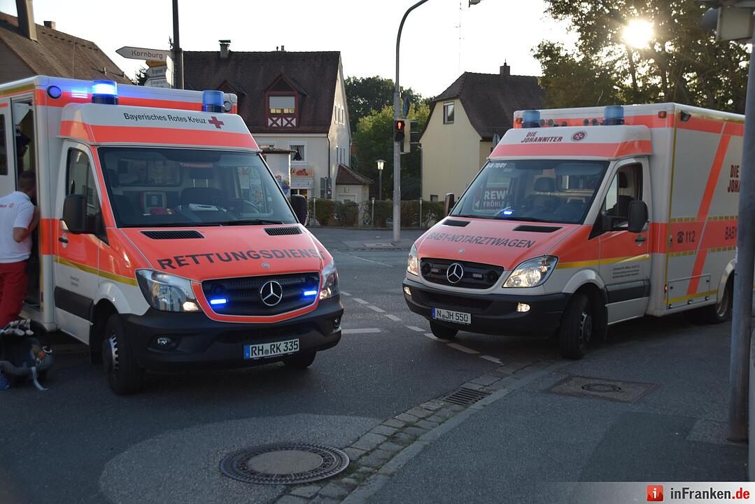 Rote Ampel übersehen: Bus kollidiert mit Auto in Nürnberg