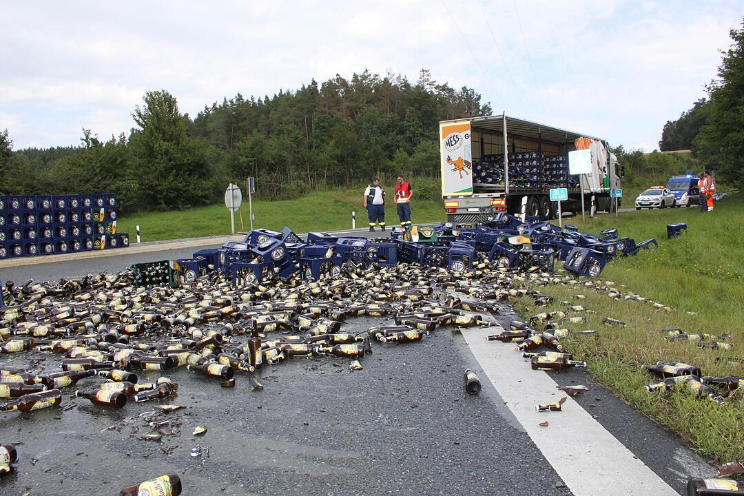 Landkreis Kulmbach: Bierlaster verliert Ladung auf B85