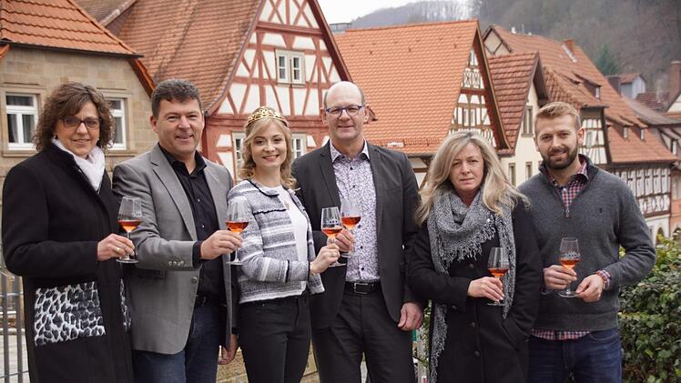 Große Freude über den "Familienzuwachs" herrscht im Abt-Degen-Weintal. Unser Bild zeigt (von links): Gabi Laufer aus Lisberg, Oberhaids Bürgermeister Carsten Joneitis, die Abt-Degen-Weintal-Prinzessin Elisabeth Goger, den Vorsitzenden und Zeiler Bürgermeister Thomas Stadelmann sowie Susanne und Philipp Wagner aus Staffelbach.