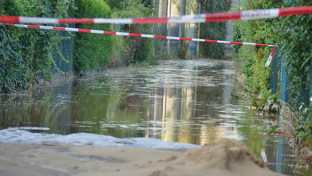 Wie von einem Wasserfall wurden Keller geflutet