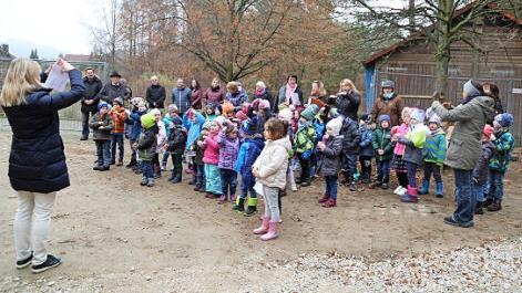 70 Kinder werden dort unter der Leitung von Alexandra Kraft und Sandra Schmidt betreut: Zum Richtfest sangen sie gemeinsam ein Lied.