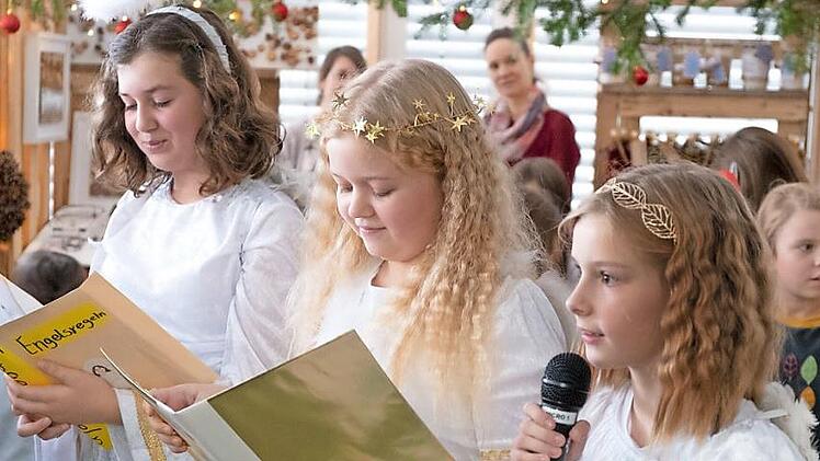Das Christkind und seine Engel er&ouml;ffneten den Adventsmarkt. Foto: privat