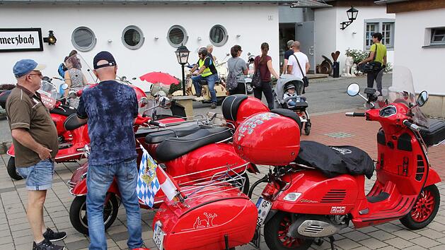 Vespas in Rot Foto: Desombre