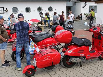 Vespas in Rot Foto: Desombre