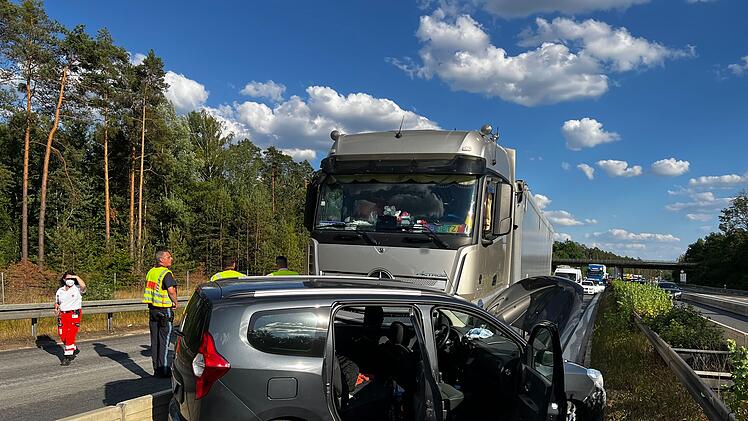 Crash auf A73: Sattelzug schleift Pkw mit