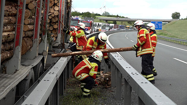 Vollsperrung auf A93 bei Hof: Reifenplatzer l&ouml;st Gro&szlig;einsatz aus