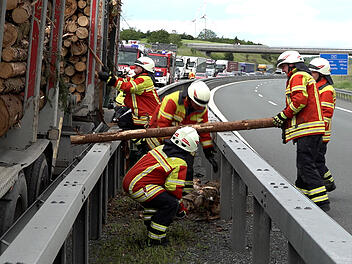 Vollsperrung auf A93 bei Hof: Reifenplatzer löst Großeinsatz aus