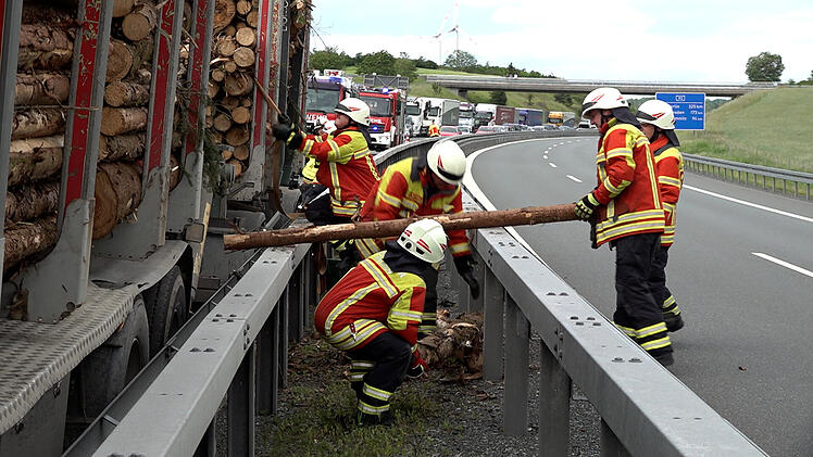 Geplatzter Reifen: Holzlastwagen verliert Ladung auf der Autobahn