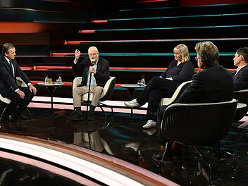 Anlässlich des 80.Jahrestages der Nürnberger Prozesse sprach Markus Lanz (links) mit seinen Gästen über die NS-Zeit und die Lehren aus ihr.