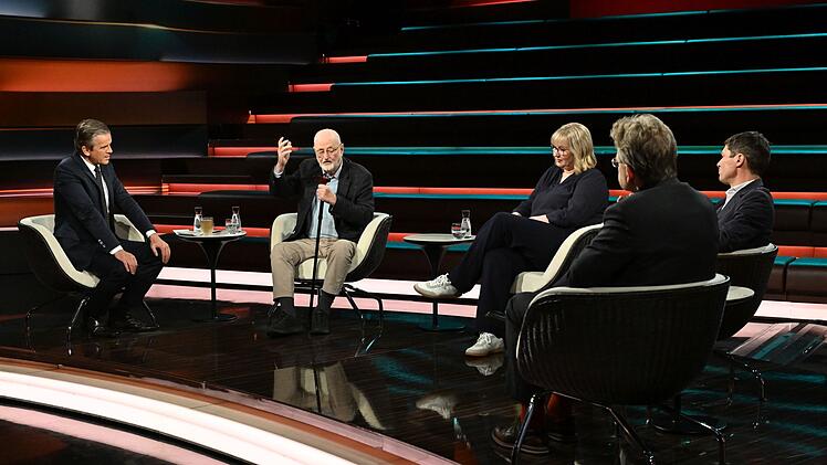 Anlässlich des 80.Jahrestages der Nürnberger Prozesse sprach Markus Lanz (links) mit seinen Gästen über die NS-Zeit und die Lehren aus ihr.