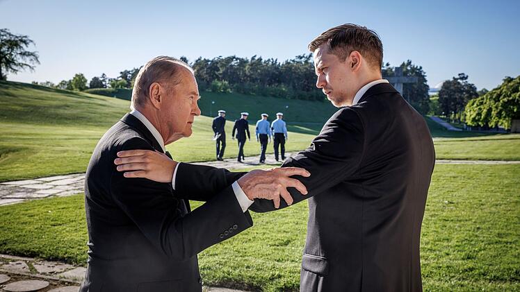 Der alte und der neue "Kommissar Beck": Martin (Peter Haber, links) macht sich Sorgen um seinen Enkel und Kollegen Vilhelm (Valter Skarsg&aring;rd), der sein kriminalistisches Gesp&uuml;r geerbt zu haben scheint.