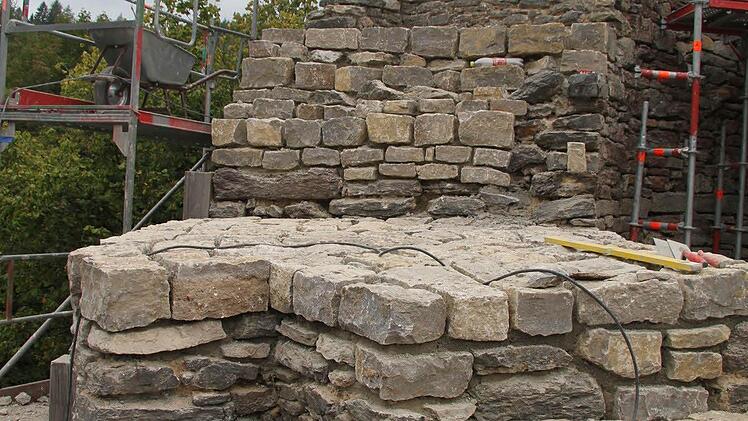 Die Fugen werden mit Hochdruck verfüllt.