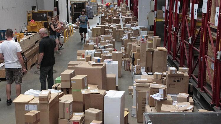 Pakete wohin man schaut  Foto: Josef Hofbauer