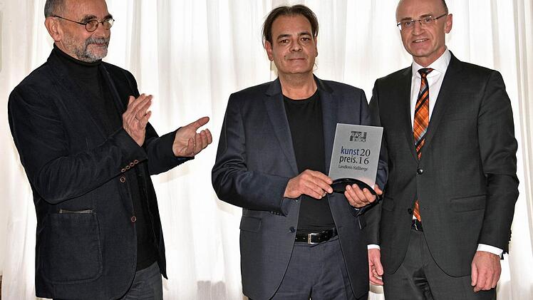 Gerd Kanz aus Untermerzbach (Bildmitte) hat den ersten, mit 2000 Euro dotierten Kunstpreis des Landkreises Haßberge erhalten, der im Rahmen der Projektreihe "Kunststück" für Künstler aus der Region Main-Rhön ausgeschrieben worden war. Mit im Bild: Laudator und Mitglied der Jury, Egon Stumpf von der Galerie im Saal Eschenau (links), und Landrat Wilhelm Schneider.