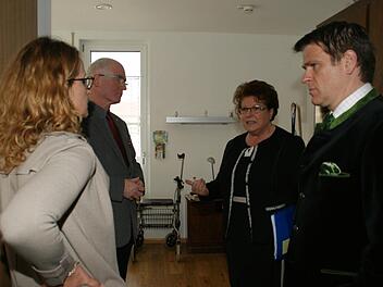 Was ist nötig, damit betreute Seniorenwohngemeinschaften noch besser funktionieren? Darüber informierten sich Landtagspräsidentin Barbara Stamm und MdL Steffen Vogel bei einem Rundgang mit Johannes Simon und Anke Schäflein von der Caritas. Fotos: Sabine Weinbeer