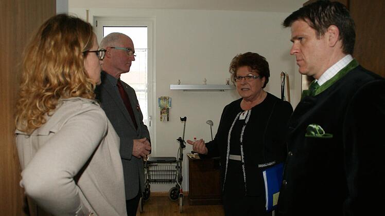 Was ist nötig, damit betreute Seniorenwohngemeinschaften noch besser funktionieren? Darüber informierten sich Landtagspräsidentin Barbara Stamm und MdL Steffen Vogel bei einem Rundgang mit Johannes Simon und Anke Schäflein von der Caritas. Fotos: Sabine Weinbeer