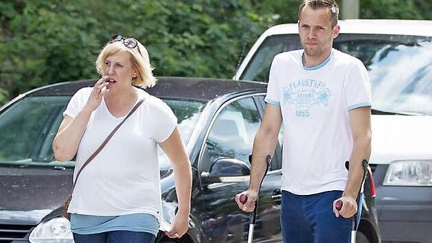 Manuel Fr&ouml;ba geht derzeit an Kr&uuml;cken, doch der Friesener Torwart hatte Gl&uuml;ck. Ein Eingriff im Knie brachte Klarheit. Die Kreuzb&auml;nder sind in Ordnung, eine Sehne wurde gegl&auml;ttet. Trotzdem f&auml;llt der Bezirksliga-Schlussmann mehrere Wochen aus; links seine Freundin. Foto: Heinrich Wei&szlig;