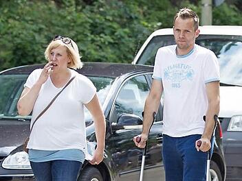 Manuel Fröba geht derzeit an Krücken, doch der Friesener Torwart hatte Glück. Ein Eingriff im Knie brachte Klarheit. Die Kreuzbänder sind in Ordnung, eine Sehne wurde geglättet. Trotzdem fällt der Bezirksliga-Schlussmann mehrere Wochen aus; links seine Freundin. Foto: Heinrich Weiß