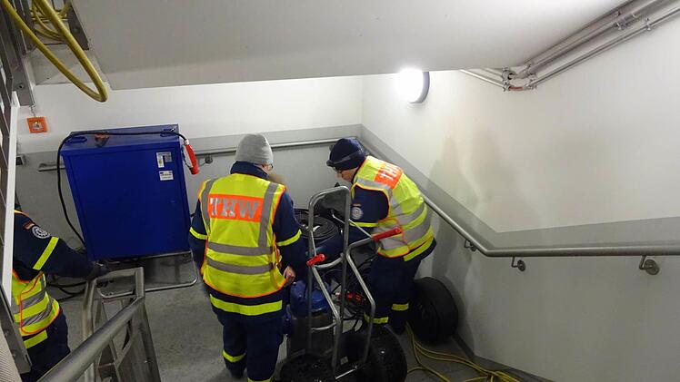 Im Einkaufszentrum "Erlangen Arcaden" ist es zu einem Wasserrohrbruch gekommen - zeitweise stand das Wasser zwei Meter hoch. Fotos: THW