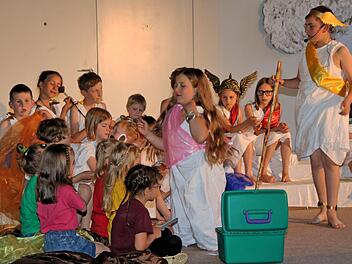 Hermes ist mit keinem der Götterkinder zufrieden. Jedes einzelne soll sich eigentlich auf der Erde bewähren.  Foto: Dieter Britz