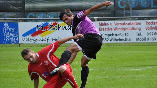 In der letzten Saison standen sich der TSV Wilhelmsthal (rotes Trikot) und der SC Steinbach noch in der Kreisklasse gegen&uuml;ber. Jetzt geh&ouml;ren sie in der A-Klasse 6 zu den Aufstiegsfavoriten. Foto: Herbert Kalb