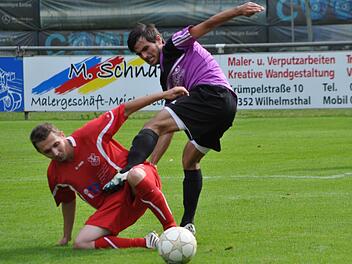 In der letzten Saison standen sich der TSV Wilhelmsthal (rotes Trikot) und der SC Steinbach noch in der Kreisklasse gegenüber. Jetzt gehören sie in der A-Klasse 6 zu den Aufstiegsfavoriten. Foto: Herbert Kalb