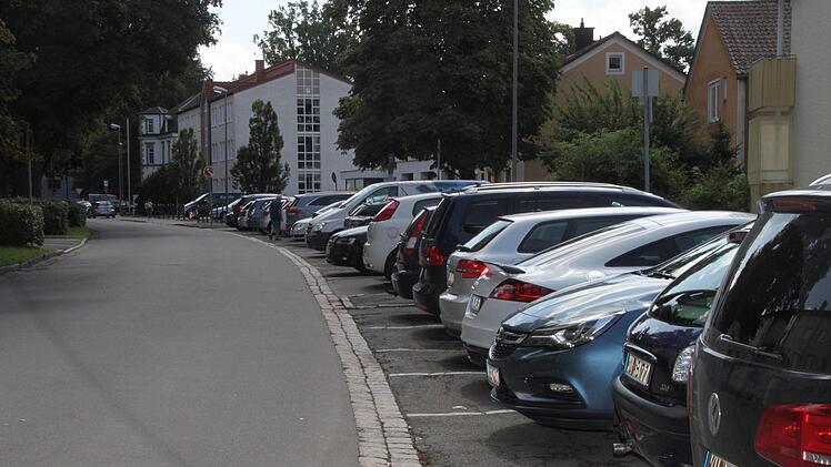 Parkplätze sind in den Straßen rund um das Bierfest heiß begehrt.  Foto: Andreas Schmitt