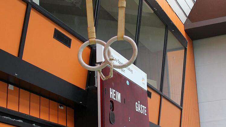 Ein letzter Rundgang durch die alte Dreifachsporthalle: Im Inneren ist der Abriss schon im Gange.Foto: Ulrike Nauer