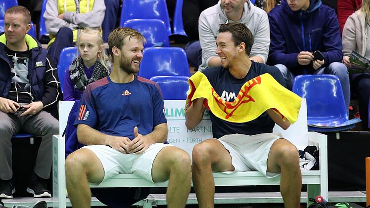 Haben gut lachen: Der Coburger Kevin Krawietz (l.) und Andreas Mies nach ihrem Sieg im Doppelfinale des ATP Challenger Cup in Eckental. Sportfoto Zink