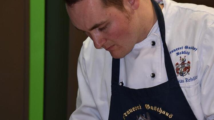 Thomas Reblitz beim Anrichten des Zwischengangs. Foto: Uschi Prawitz
