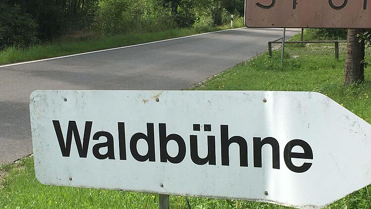 Wegweiser zur Waldbühne Heldritt: Hier begann 1994 die Geschichte der Coburger Sommeroperette.Foto: Jochen Berger