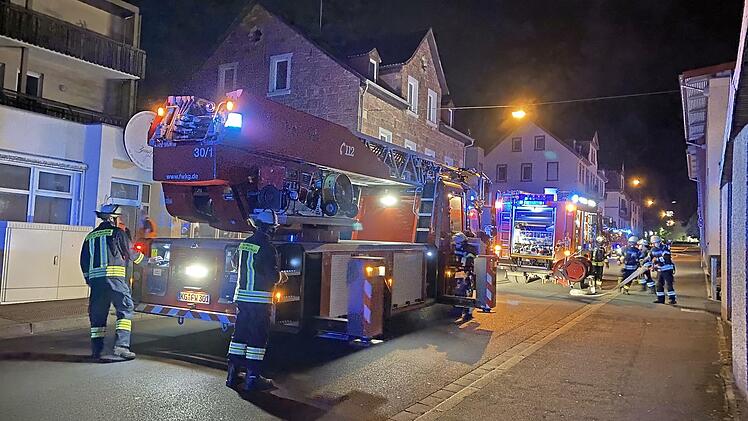 Vier Feuerwehren mit 90 Feuerwehrleuten und zwei Drehleitern waren bei der Übung in der Pfaffstraße im Einsatz.