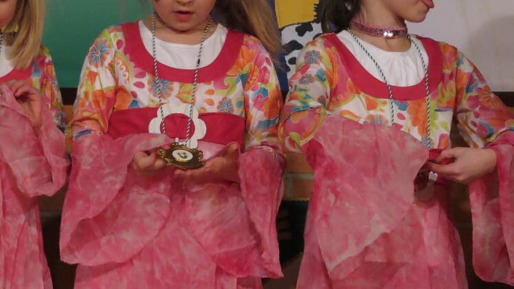 Die Dancing Kids freuen sich über ihren Orden
