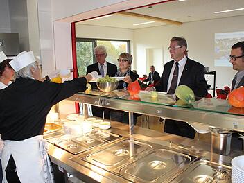 Bei der Einweihung konnten sich die geladenen Gäste gleich einmal von der Qualität des Essens überzeugen.  Fotos: fra-press