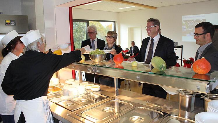 Bei der Einweihung konnten sich die geladenen Gäste gleich einmal von der Qualität des Essens überzeugen.  Fotos: fra-press