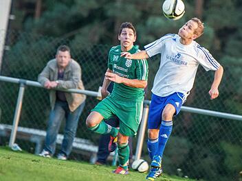 Volle Pulle: Sturmlauf des Neudrossenfelders Sebastian Lattermann (rechts) gegen Pettstadt. Foto: Alexander Muck
