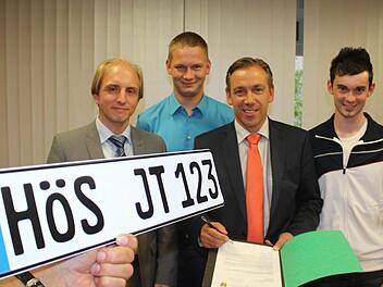 Jochen Tohol und Johannes Denzler (hinten v.l.) haben die Initiative zur Reaktivierung des HÖS-Kennzeichens gestartet. Landrat Alexander Tritthart (v.r.) unterschrieb gestern unter den Augen seines Juristen Manuel Hartel das Gesuch an die Regierung. Foto: Andreas Dorsch
