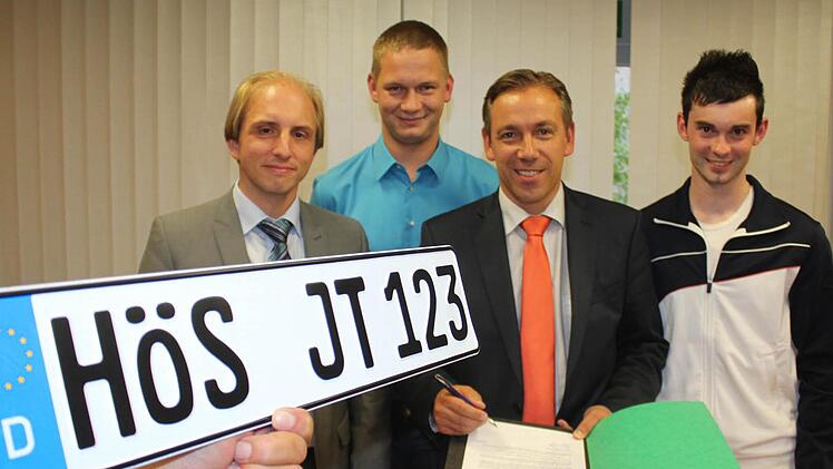 Jochen Tohol und Johannes Denzler (hinten v.l.) haben die Initiative zur Reaktivierung des HÖS-Kennzeichens gestartet. Landrat Alexander Tritthart (v.r.) unterschrieb gestern unter den Augen seines Juristen Manuel Hartel das Gesuch an die Regierung. Foto: Andreas Dorsch