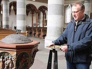 Norbert Düring schaut auf den leeren Kerzenständer. Die Osterkerze ist weg. Foto: Heike Beudert