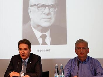 Michael Stoschek vor einem Portrait seines Großvaters und Firmengründers Max Brose; rechts Jürgen Müller vom Betriebsrat. Foto: Matthias Hoch