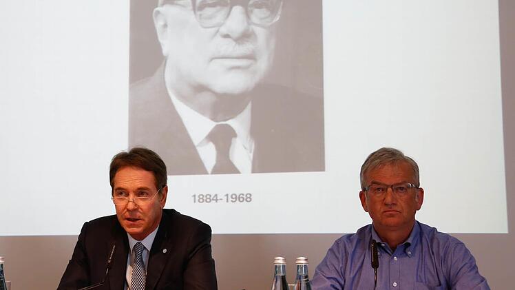 Michael Stoschek vor einem Portrait seines Großvaters und Firmengründers Max Brose; rechts Jürgen Müller vom Betriebsrat. Foto: Matthias Hoch